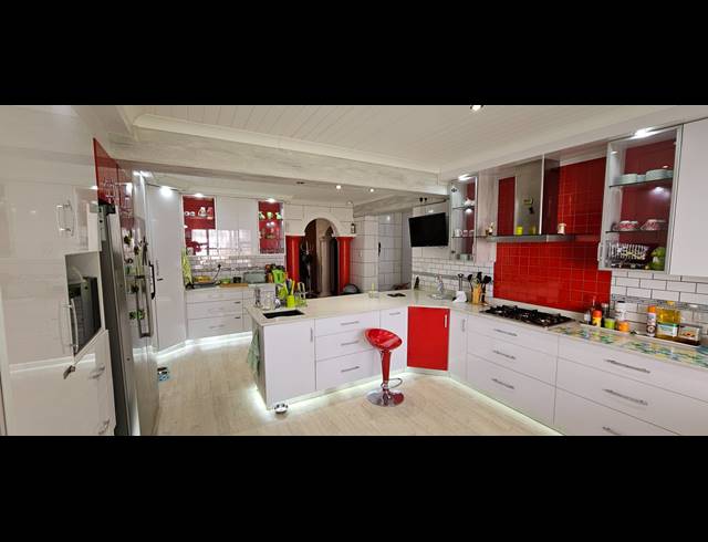 4 BEDROOM HOUSE FOR SALE IN WELGELEGEN